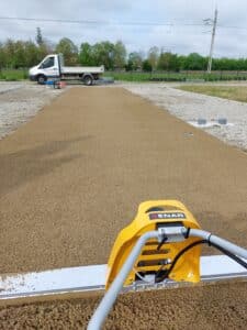 mise en place béton drainant avec règle vibrante à batterie
